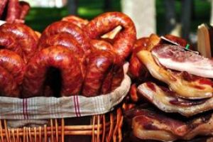 Vamesii bulgari au confiscat peste 200 de kg de carnati de la romanii plecati in vacanta in Bulgaria si Grecia