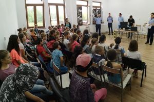 Poliţişti la şcoala de vară din comuna Vultureni