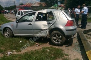 MĂTĂSARU: Patru copii au furat o maşină şi au intrat cu ea într-un stâlp