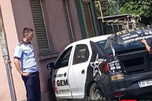 FOTO. Accident. Maşina pizzeriei a făcut o livrare direct în casă!