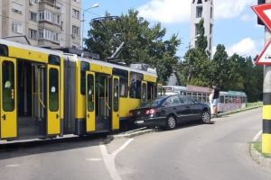 Accident la Olosig: Maşină lovită de un tramvai, după ce un tânăr de 19 ani a ignorat indicatoarele rutiere (FOTO)