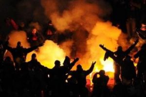 Clujean ”înarmat” de meci prins de poliţişti. Avea torţe, petarde şi fumigene