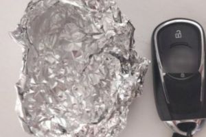 Un agent FBI explică de ce TREBUIE să ţinem cheile maşinii în folie de aluminiu