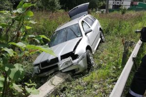 O maşină a zburat în decor la ieşirea din Predeal spre Râşnov. Două persoane au ajuns la spital
