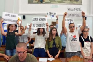 „Bolojan, unlike!”. Elevii Liceului Ady Endre şi Şcolii Szacsvay Imre, însoţiţi de părinţi şi profesori, au cerut în şedinţa Consiliului Local reabilitarea şcolilor (FOTO/VIDEO)