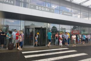 UPDATE VIDEO FOTO – ALERTĂ la Aeroportul Sibiu – Pasagerii evacuaţi de urgenţă din terminal
