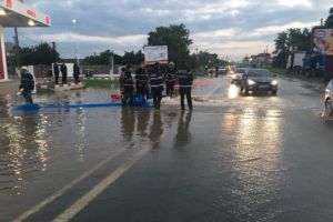Atentie! Circulatie INCHISA in Barcanesti, zona giratoriului. Pompierii intervin pentru evacuarea apei de pe carosabil