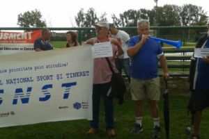 Chiar acum – Angajaţii din Tineret şi Sport, grevă la stadionul „Nicolae Dobrin”