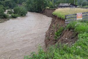 Casă luată de ape, la Brodina