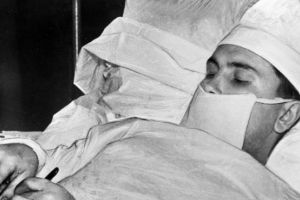 Povestea socanta a medicului care s-a operat singur de apendicita: 