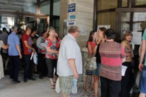 Aroganţă, obrăznicie şi tupeu fără margini la o instituţie de stat: ”Mişcă-te cu copilul de aici,  aici fumez eu de obicei”