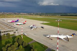 FOTO VIDEO Cinci curse întârziate după evacuarea de la Aeroportul din Sibiu – Situaţia a revenit la normal