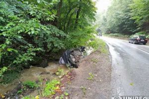 FOTO, VIDEO/ ACCIDENT rutier GRAV pe Dealul Mare. Un autoturism s-a răsturnat în valea Abrudelului