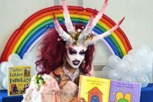 Asociaţia Librarilor Americani SPRIJINĂ ideea ca TRAVESTIȚII să le citească poveşti GAY copiilor