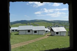 Satul Rotunda, scos la vânzare