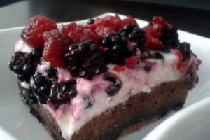 Reţeta săptămânii – Negresă cu cremă de brânză şi fructe de pădure