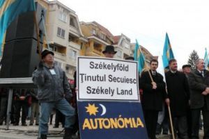 Steagurile secuieşti nu pot masca sărăcia din Ținut