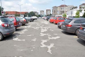 Munca la români: Reparaţiile la parcarea supraetajată de lângă Spitalul Municipal, lăsate de izbelişte
