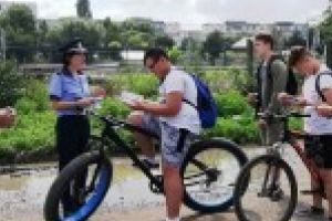 Sfaturi si reguli pentru biciclisti/ Politistii se adreseaza copiilor