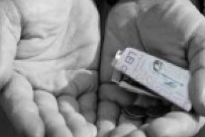 Omenia costă! Doi bătrâni au rămas fără bani din prea multă bunătate…