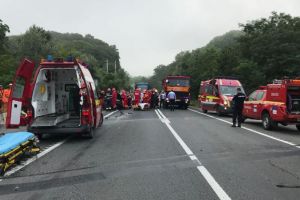 UPDATE FOTO – Accident pe DN1 la Bradu. Cel puţin trei oameni răniţi