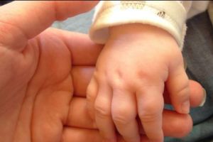 DRAMATIC. Fetiţa de origine română în vârstă de 1 an, împuşcată la Roma, se zbate între viaţă şi moarte 