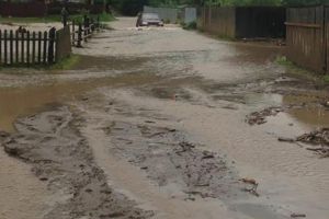 Apele revărsate pun stăpânire pe drumuri şi sate, la Izvoarele Sucevei