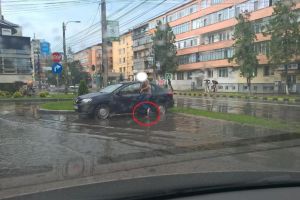 Dan Ioan Cuşnir atrage atenţia că parcarea de la magazinul Bucovina este impracticabilă ...