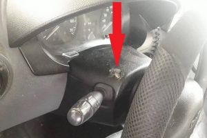 Poliţist lovit cu un bolovan, prin geamul maşinii de serviciu, în timpul urmăririi unui suspect