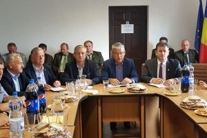 FOTO. Ministrul Apelor şi Pădurilor, în Apuseni, la o întâlnire cu primarii pentru rezolvarea problemelor privind lemnele de foc