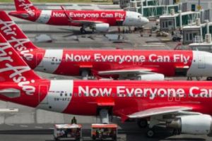 Oroare la bordul unui avion! Un nou-născut era ascuns într-o toaletă, cu hârtie igienică în gură