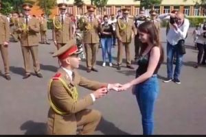 VIDEO FOTO Cerere în căsătorie la AFT Sibiu – A cerut mâna iubitei în faţa a sute de oameni