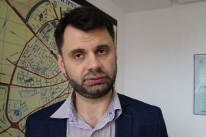 Surse/ Primarul Adrian Dobre vrea sa isi angajeze oamenii in Primarie. Ce manevre pregateste