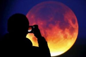 ECLIPSĂ TOTALĂ DE LUNĂ are loc în această seară