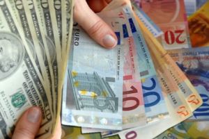 Euro a urcat peste pragul de 4,63 lei