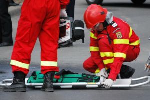 Atenţie mare la copii: O fetiţă de 2 ani, lăsată nesupravegheată pe stradă, a fost lovită de o maşină