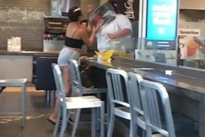 Bătaie ca în filme la McDonald’s, între două femei!