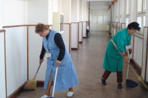 Loc de muncă la o şcoală din Odorheiu Secuiesc: îngrijitor, femeie de serviciu