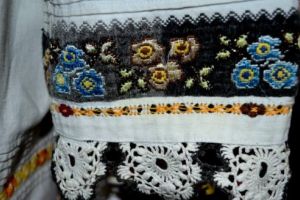 Vrei să înveţi să coşi o cămaşă tradiţională? Muzeul Etnografic Reghin îţi vine în ajutor