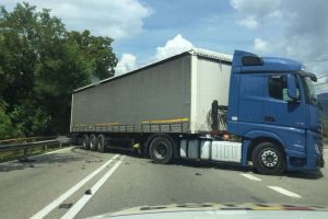 Trafic blocat pe Valea Oltului – Un TIR s-a pus de-a latul