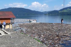 250 de tone de deşeuri, strânse de pe lacul de la Bicaz. Ministrul Deneş, la Câmpeni: Acum poate fi admirat