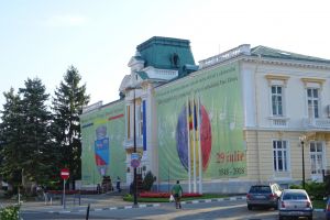 În cinstea Zilei Imnului Naţional şi a Centenarului Marii Uniri, Primăria Municipiului Râmnicu Vâlcea a îmbrăcat haina de sărbătoare