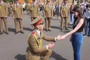 Un proaspăt ofiţer va ţine minte pentru totdeauna acest moment. Acum i s-a schimbat toată viaţa!