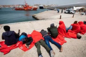 Migranţii au luat cu asalt o plajă de nudişti. FOTO