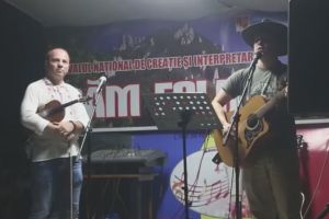 VIDEO. Tânărul sătmărean care a făcut furori la Festivalul ,,DĂM FOLK”. Mesajul lui a cucerit publicul