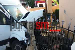 FOTO&VIDEO. Accident cu 6 răniţi la Odoreu. Autoutilitară aproape să intre într-un dormitor!