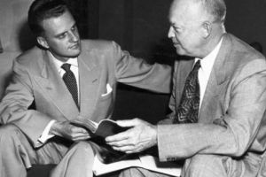 Omul din UMBRA preşedintelui SUA şi RĂZBOIUL RECE. Cum l-au CONVERTIT pe Dwight Eisenhower chiar în Casa Albă