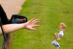 Responsabilitate civică! Ce a păţit o femeie care şi-a aruncat gunoiul pe marginea drumului