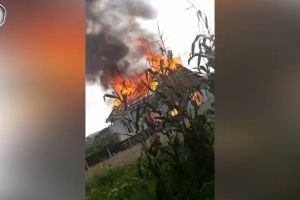 O autospecială de pompieri a rămas blocată în timpul unei intervenţii la un incendiu