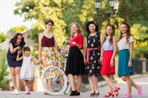 Reprezentantele sexului frumos promovează mersul pe bicicletă